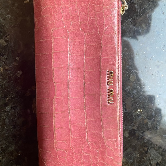 Miu Miu pink zippy wallet - Picture 2 of 10